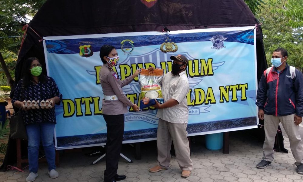 Ditlantas Polda NTT Serahkan Paket Sembako kepada 20 Jurnalis di Kupang