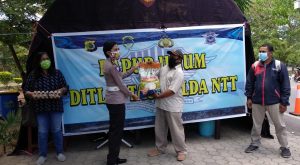 Ditlantas Polda NTT Serahkan Paket Sembako kepada 20 Jurnalis di Kupang