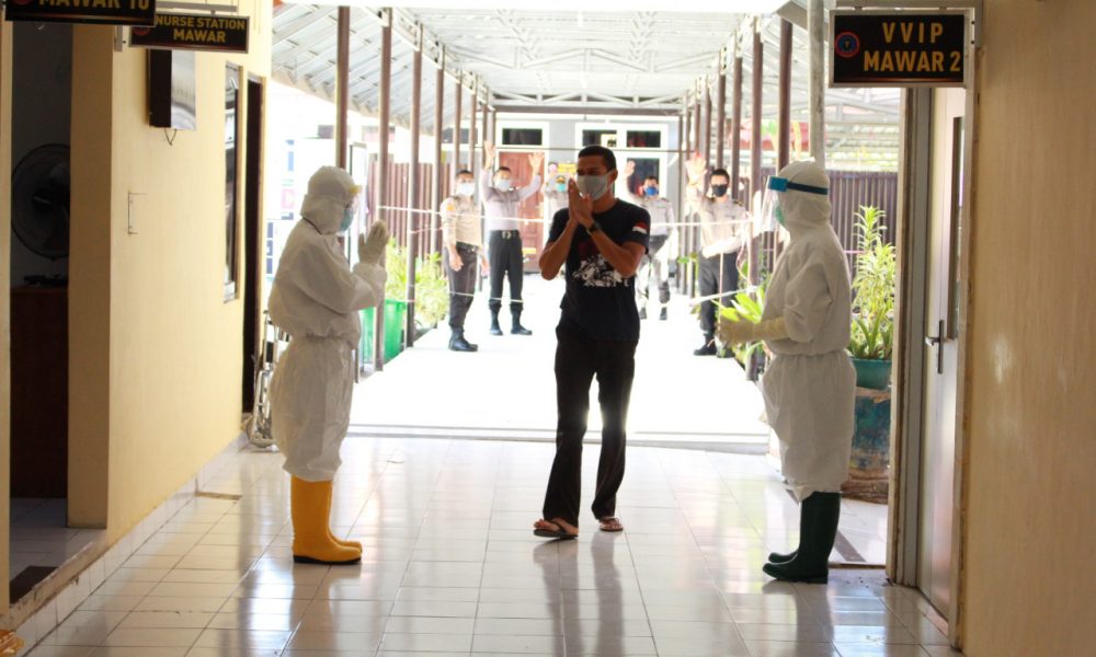 Sembuh dari Covid-19, Pasien di Kupang Ini Dilepas dengan Rasa Haru