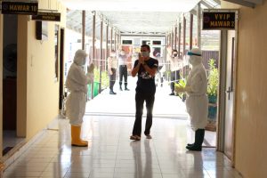 Sembuh dari Covid-19, Pasien di Kupang Ini Dilepas dengan Rasa Haru