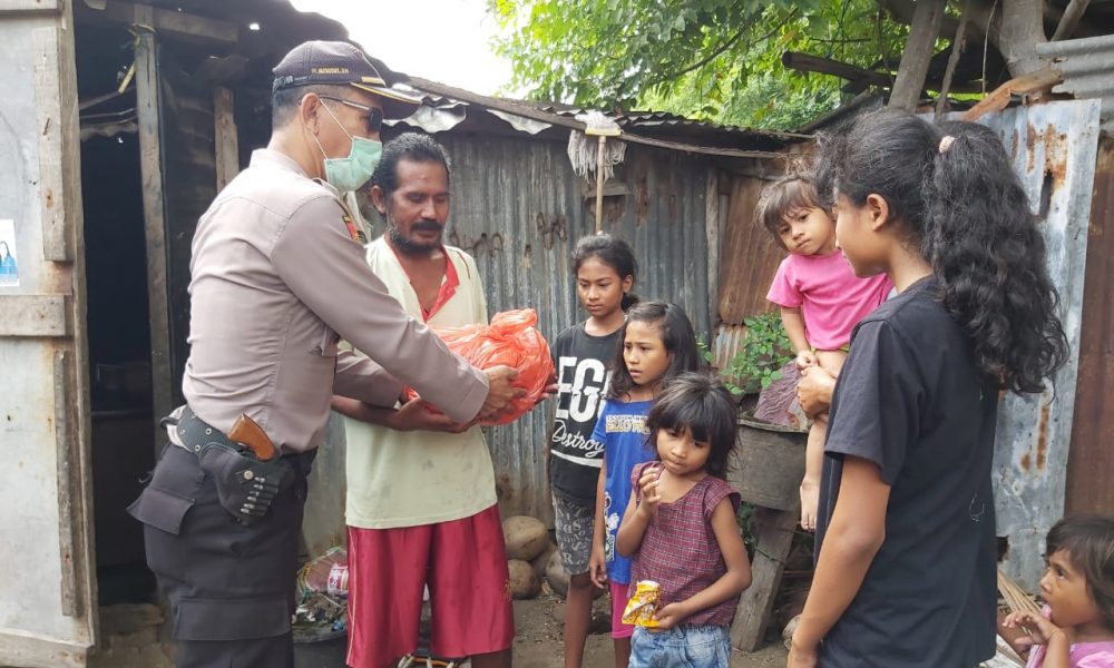 Polres Sabu Raijua Bagi-bagi Ratusan Paket Sembako