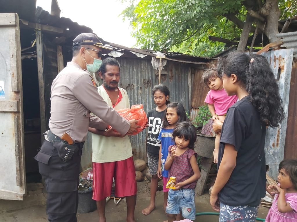 Polres Sabu Raijua Bagi-bagi Ratusan Paket Sembako