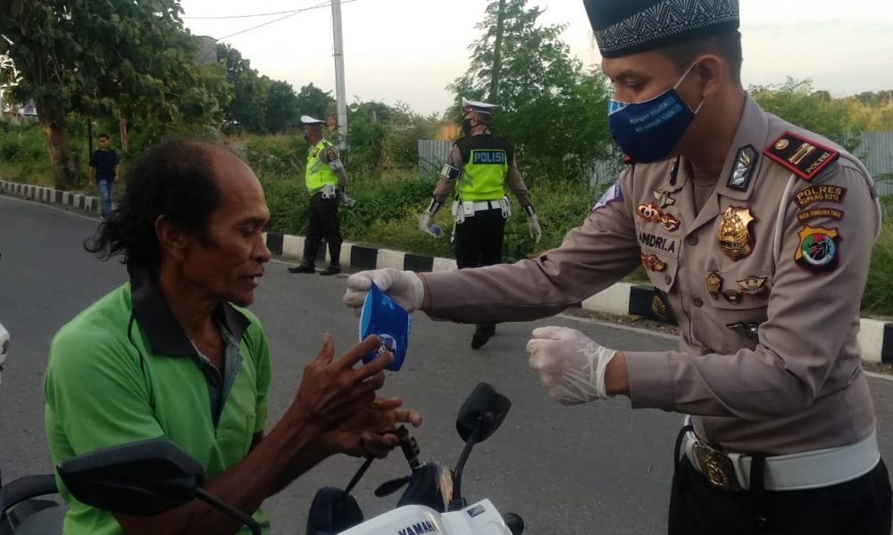 Satlantas Polresta Kupang Bagikan Takjil dan Masker ke Pengguna Jalan
