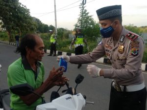 Satlantas Polresta Kupang Bagikan Takjil dan Masker ke Pengguna Jalan