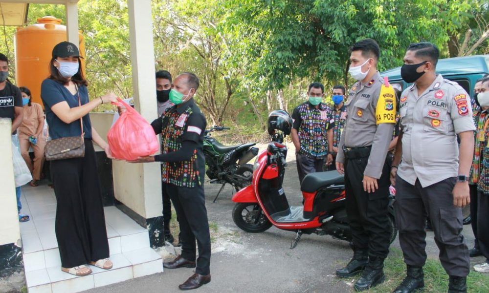 Apotik Graciana dan Polresta Kupang Bagikan Paket Sembako ke Portir Bandara