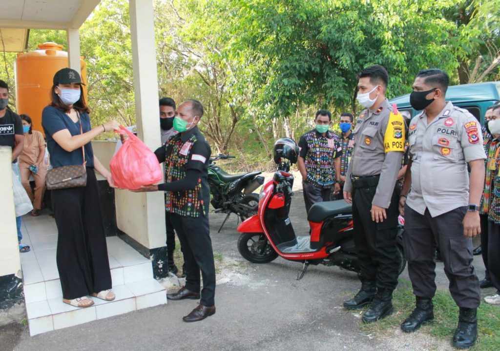 Apotik Graciana dan Polresta Kupang Bagikan Paket Sembako ke Portir Bandara
