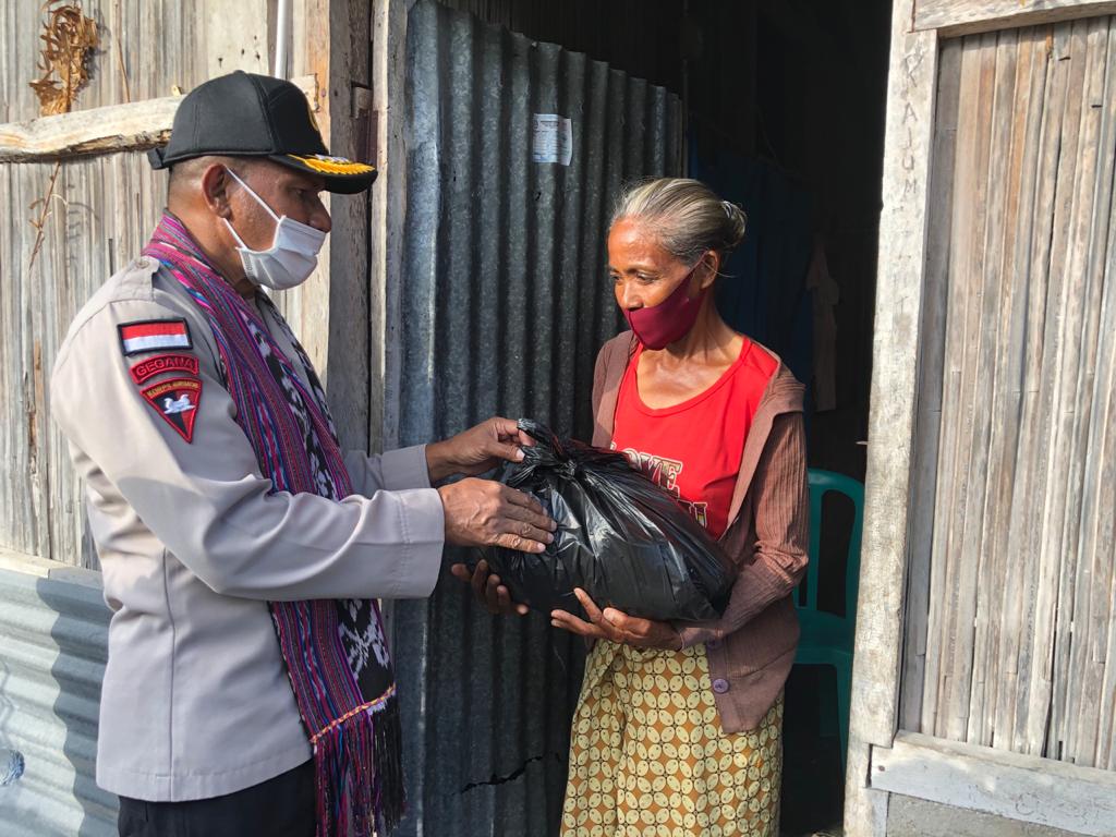 Wakapolda NTT Serahkan Bantuan Sembako ke Warga Eks Timor Timur