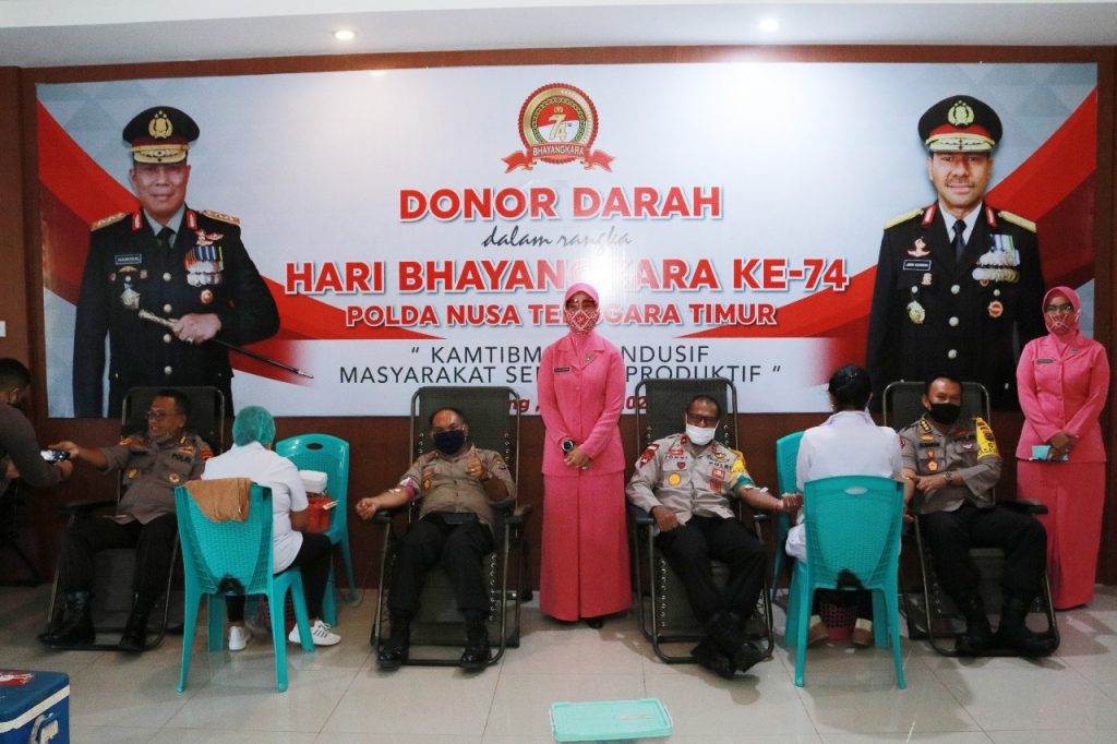 Polda NTT Sumbang 100 Kantong Darah, Layani SIM Gratis