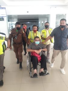 Tingkah Tersangka Korupsi Bank NTT, di Bandara Berkursi Roda, di Kejati Bisa Jalan Sendiri