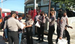 Hari Bhayangkara, Kapolres SBD Pimpin Baksos, Serahkan Sembako dan Masker