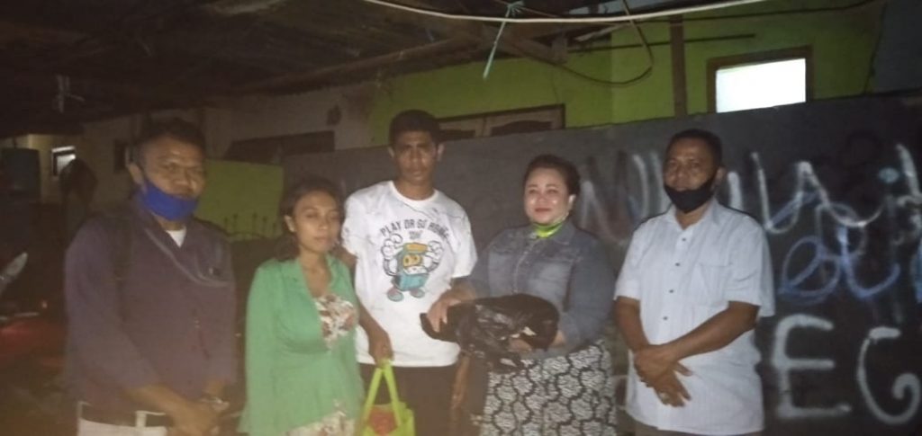 Anggota DPRD di Kupang Nining Basalamah Bantu Ibu Miskin yang Hendak Gadai Ijasah