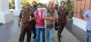 Kenakan Rompi Pink, Mantan Pimcab Bank NTT Surabaya Dibawa ke Rutan