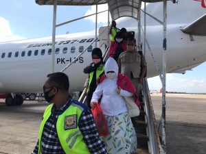 Tersangka Korupsi Bank NTT Surabaya Wiliam Kodrata dan Loe Mei Lien Tiba di Kupang