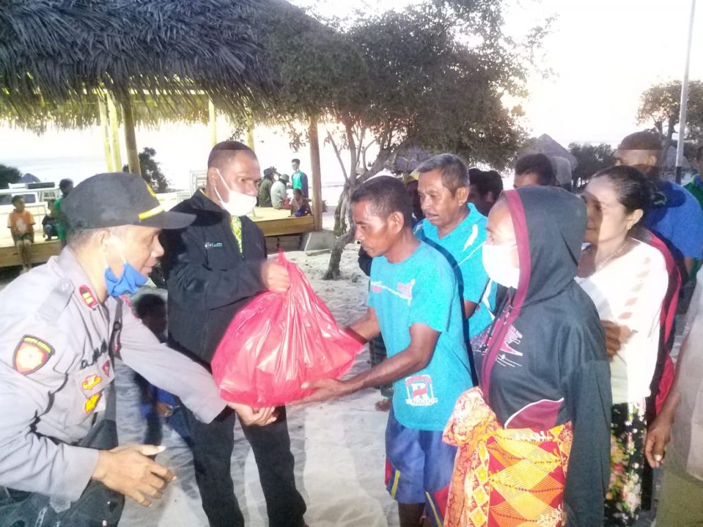 Wakapolda NTT dan Keluarga Besar Asadoma Bantu Warga Semau