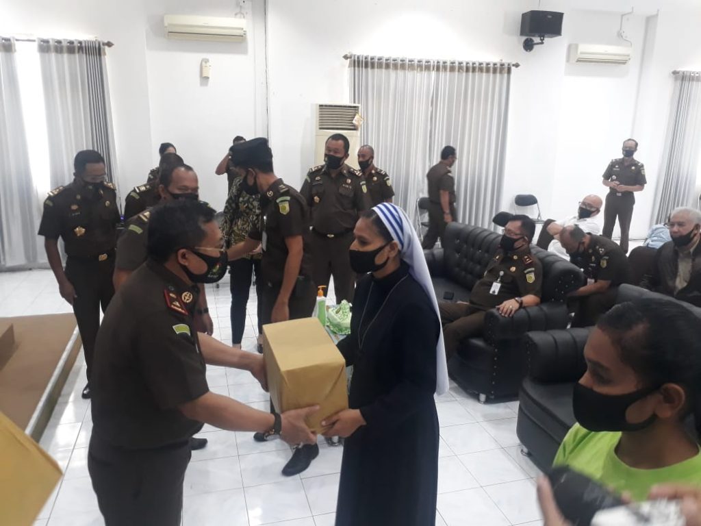 Baksos HBA dan HUT IAD, Kejati NTT Salurkan 1.026 Paket Sembako