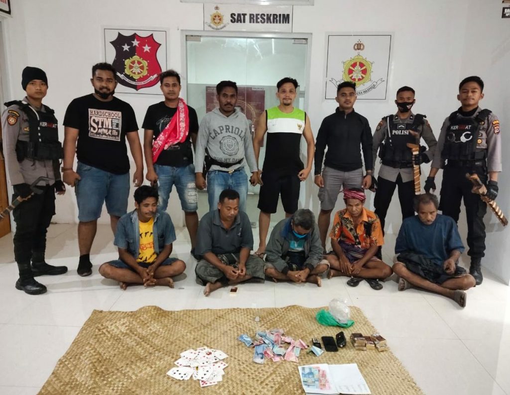 Gerebek Judi, Polres Sumba Barat Daya Bekuk 5 Pelaku