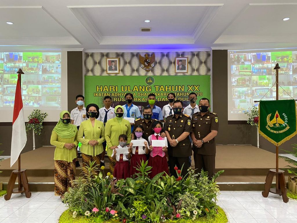 Puncak HUT IAD di NTT Diwarnai Pemberian Santunan Pendidikan
