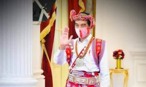 Jokowi Jelaskan Makna Busana Adat TTS yang Dikenakannya