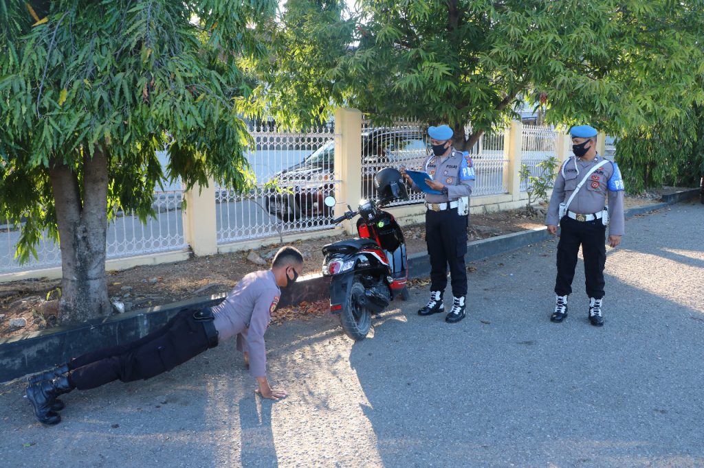 Anggota Polda NTT Dihukum karena Tak Pakai Masker