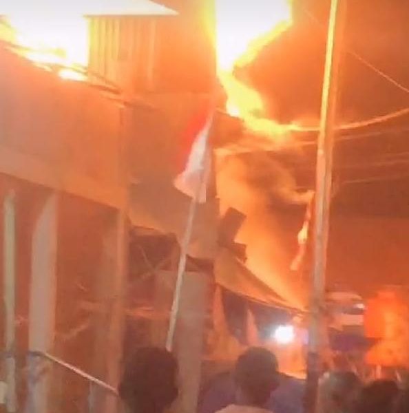 Kebakaran di Pasar Oeba, 1 Ruko dan 3 Kios Hangus