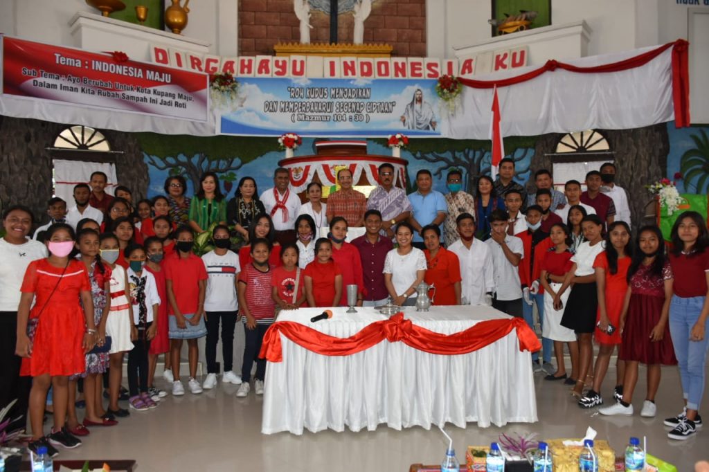 Wali Kota Kupang Kukuhkan Relawan Sampah Plastik di GMIT Rehobot Bakunase