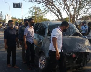 Diduga Sopir Mabuk, Tabrak Pagar Ina Boi, Mobil Hancur