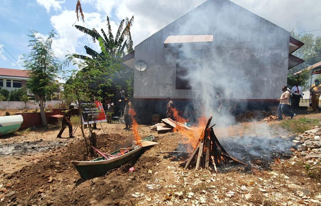 Kejari Lembata Musnahkan Barang Bukti