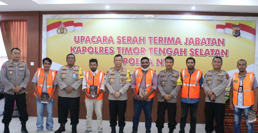 Peduli Insan Pers, Kapolda NTT Beri Rompi Khusus
