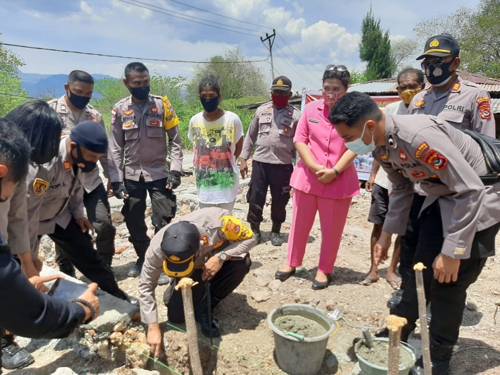 Polres Kupang Bedah Dua Rumah Warakawuri