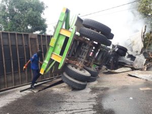 Diduga Rem Blong, Truk Konteiner Tabrak Kios Lalu Terbalik dan Terbakar