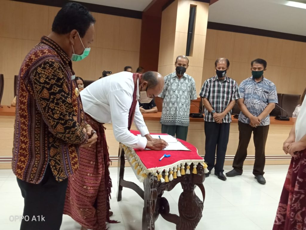 Keluarga Bisilisin Serahkan Tanah di Semau kepada Pemprov NTT