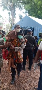 Polres Lembata Bantu Evakuasi Warga Terdampak Erupsi Ile Lewotolok