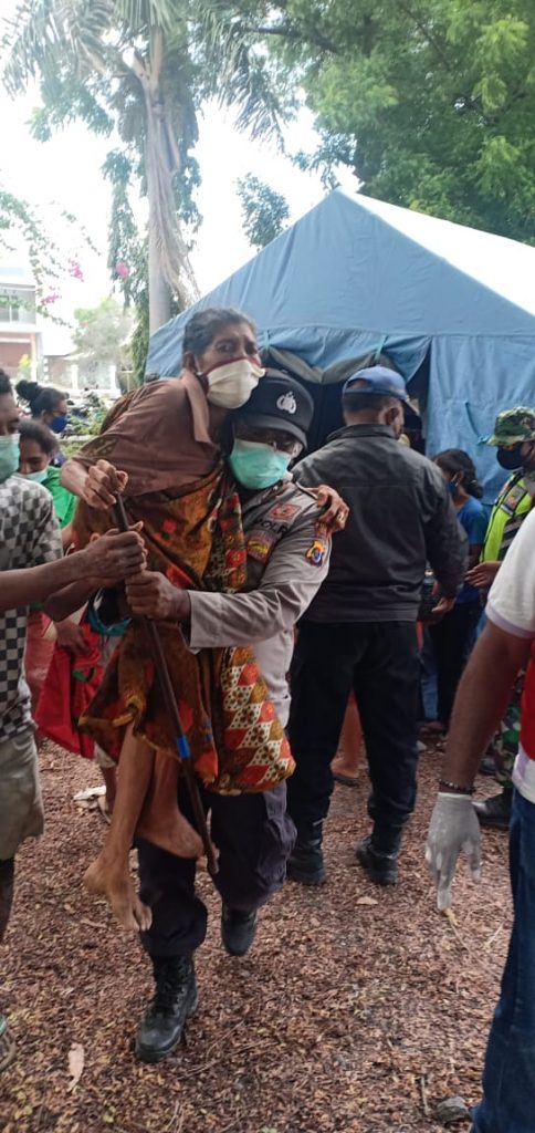 Polres Lembata Bantu Evakuasi Warga Terdampak Erupsi Ile Lewotolok