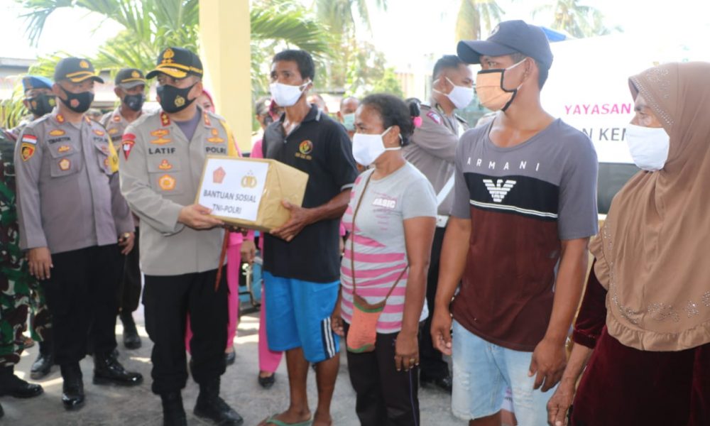 Panglima TNI dan Kapolri Bantu Korban Erupsi Ile Lewotolok di Pengungsian