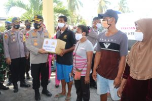 Panglima TNI dan Kapolri Bantu Korban Erupsi Ile Lewotolok di Pengungsian