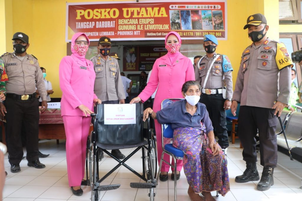 Tiga Nenek Korban Erupsi Ile Lewotolok Dapat Bantuan Kursi Roda