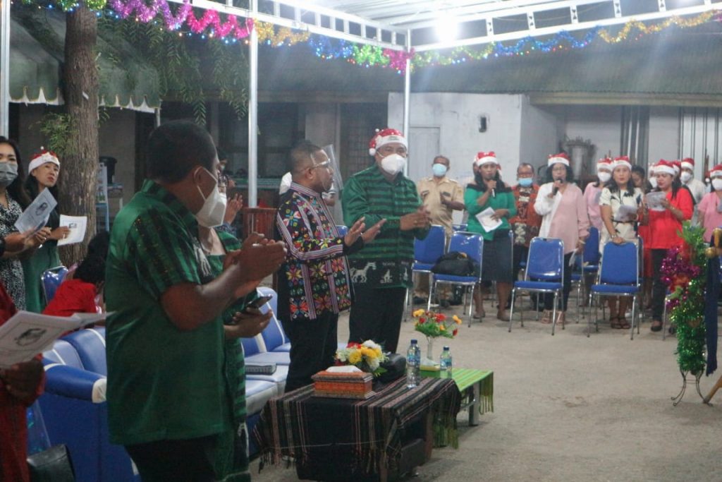 Natal Bersama di Dukcapil Kota Kupang, Umat Hindu Ikut Bakar Lilin