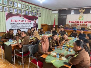 Awali Kerja di Tahun Baru, Kajari Lembata Bancakan dengan Seluruh Personelnya