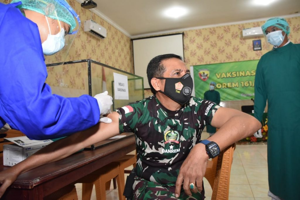 Danrem Wira Sakti Kupang Terima Vaksin Covid-19
