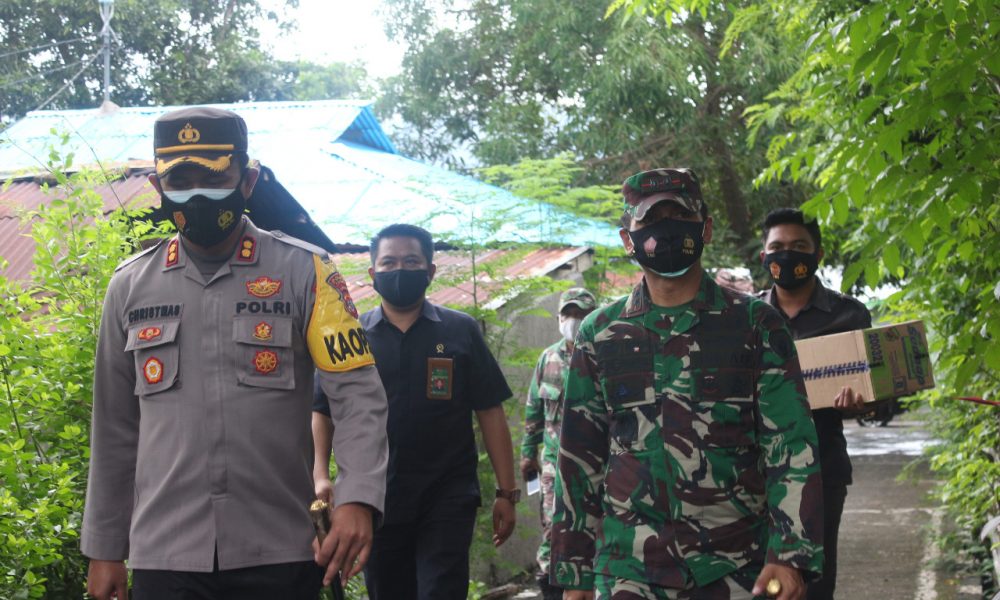 TNI-Polri di Alor Salurkan Bantuan untuk Pasien Covid-19 yang Isoman