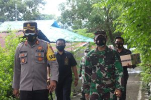 TNI-Polri di Alor Salurkan Bantuan untuk Pasien Covid-19 yang Isoman