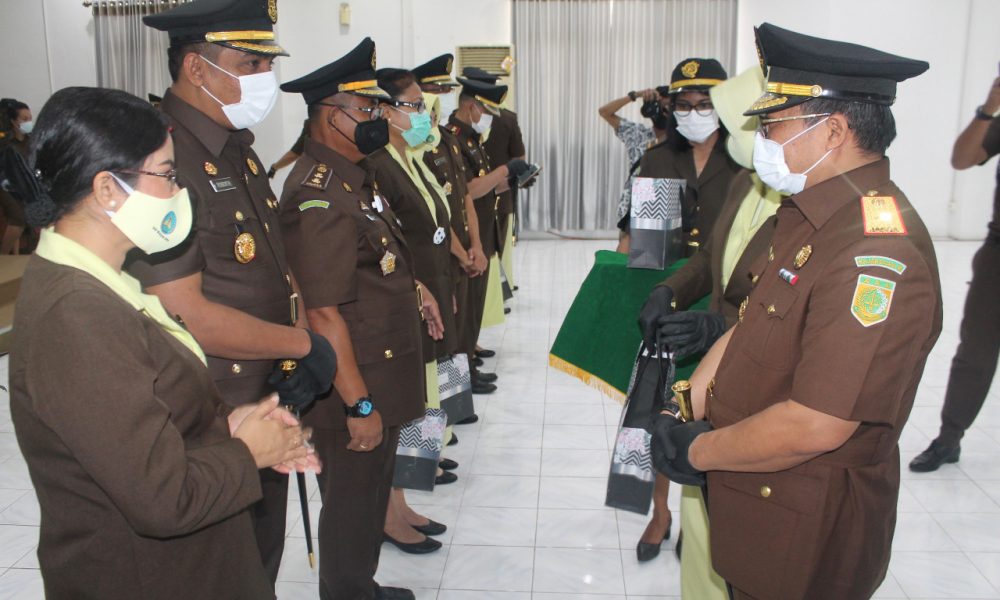Lantik Asisten dan Kajari, Kajati NTT: Jangan Terlantarkan Keluarga!