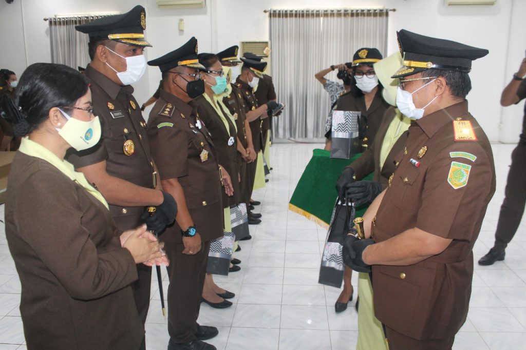 Lantik Asisten dan Kajari, Kajati NTT: Jangan Terlantarkan Keluarga!
