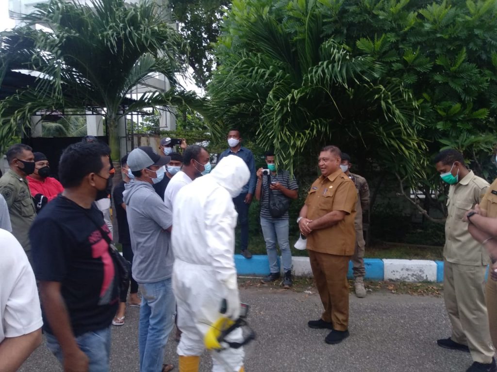 Honor Dipotong, Pengusung Jenazah Pasien Covid-19 Unjuk Rasa di Rujab Wali Kota Kupang