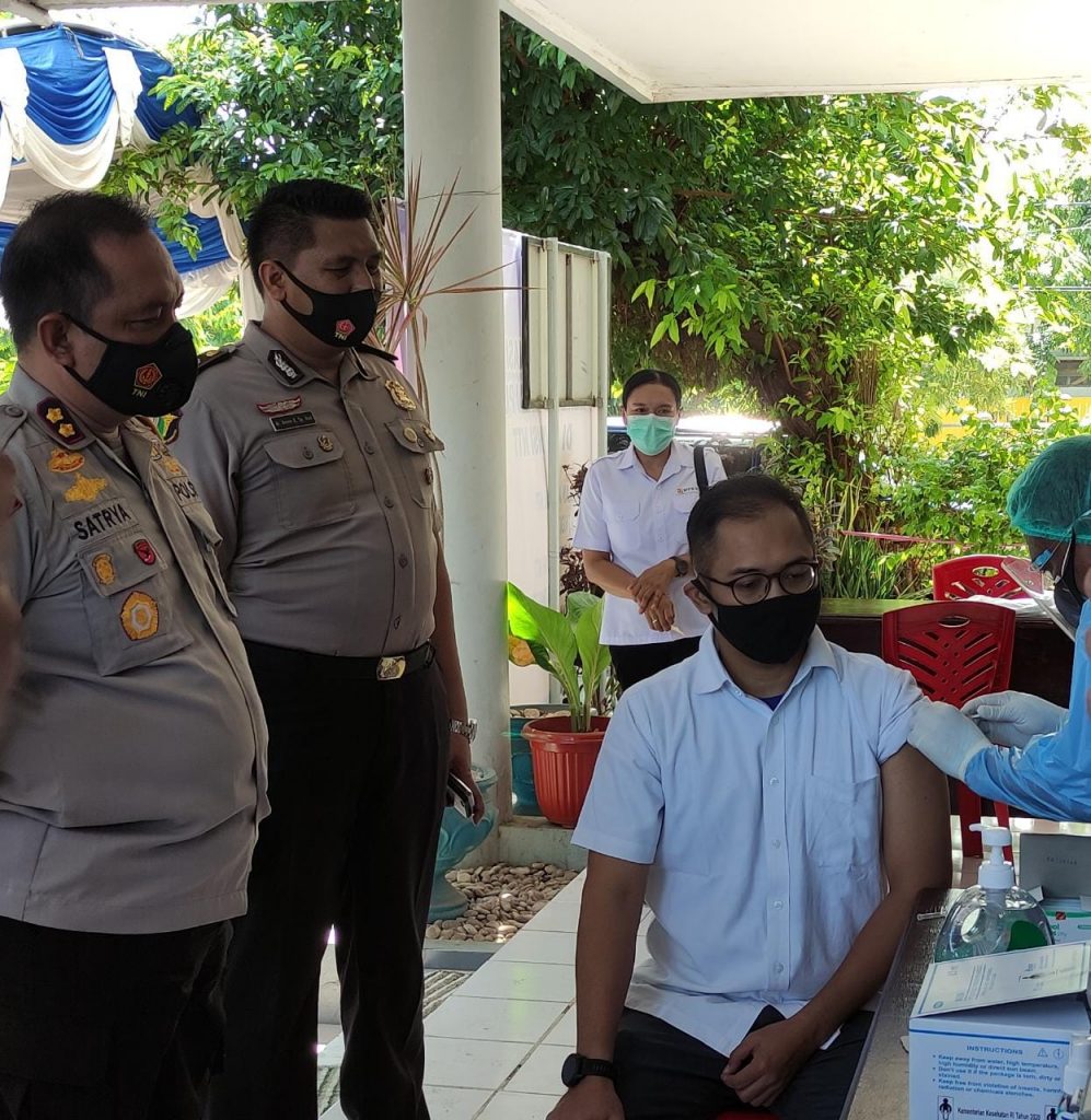 Polresta Kupang Bantu Percepat Vaksinasi Tahap I, Layani 400 Staf Balai PUPR
