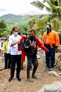 Enam Jam Berjemur Menanti Jokowi, Warga Lembata Ini Bahagia Dapat Jaket dari Jokowi