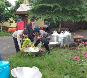 Kapolda NTT Bantu Pembangunan Dapur Umum di Posko Pengungsi