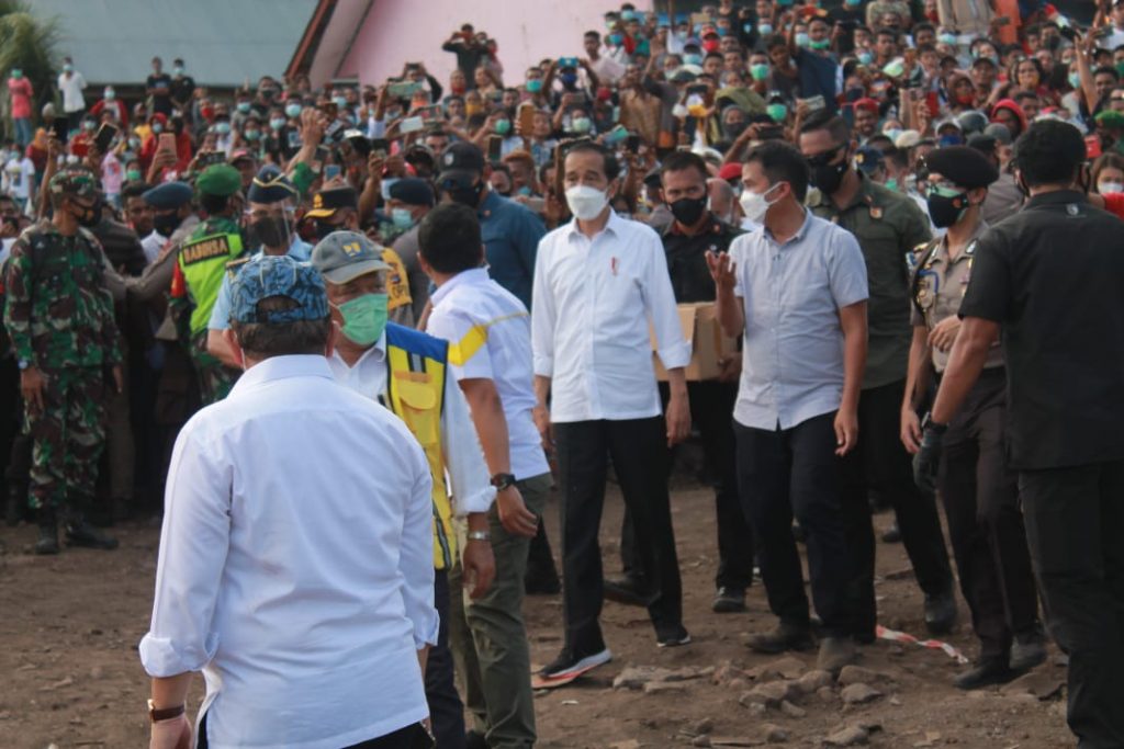 45 Menit di Adonara, Jokowi Janji Segera Bangun Seluruh Rumah Korban
