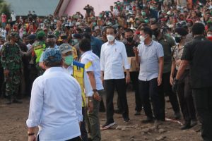 45 Menit di Adonara, Jokowi Janji Segera Bangun Seluruh Rumah Korban