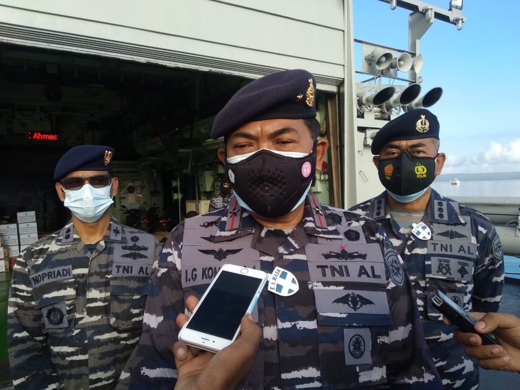 Danlantamal VII Pimpin Langsung Distribusi Bantuan ke Sabu Raijua dengan KRI Ahmad Yani